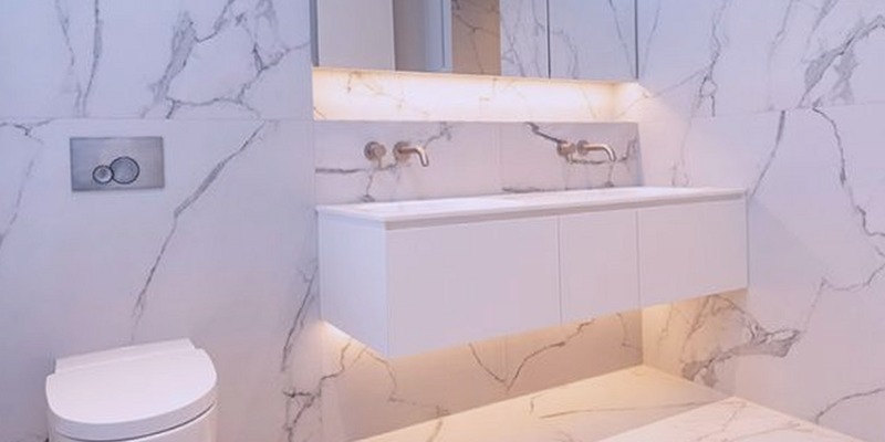 Baños de mármol en Denia que respiran calma, textura y elegancia Baños de mármol en Denia que respiran calma, textura y elegancia