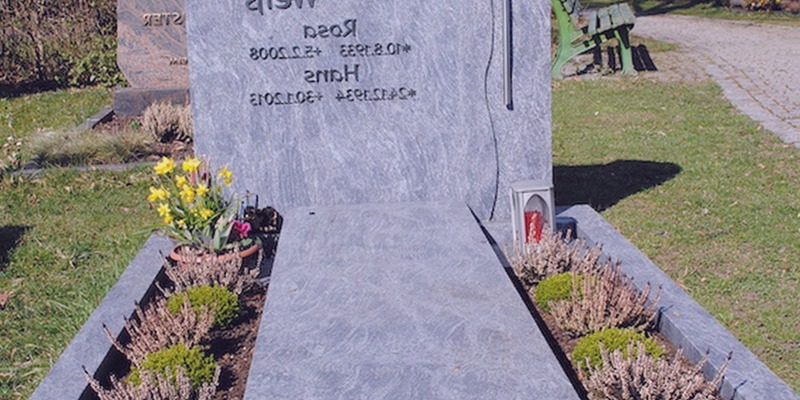 Lápidas en mármol de Denia que honran con serenidad y belleza